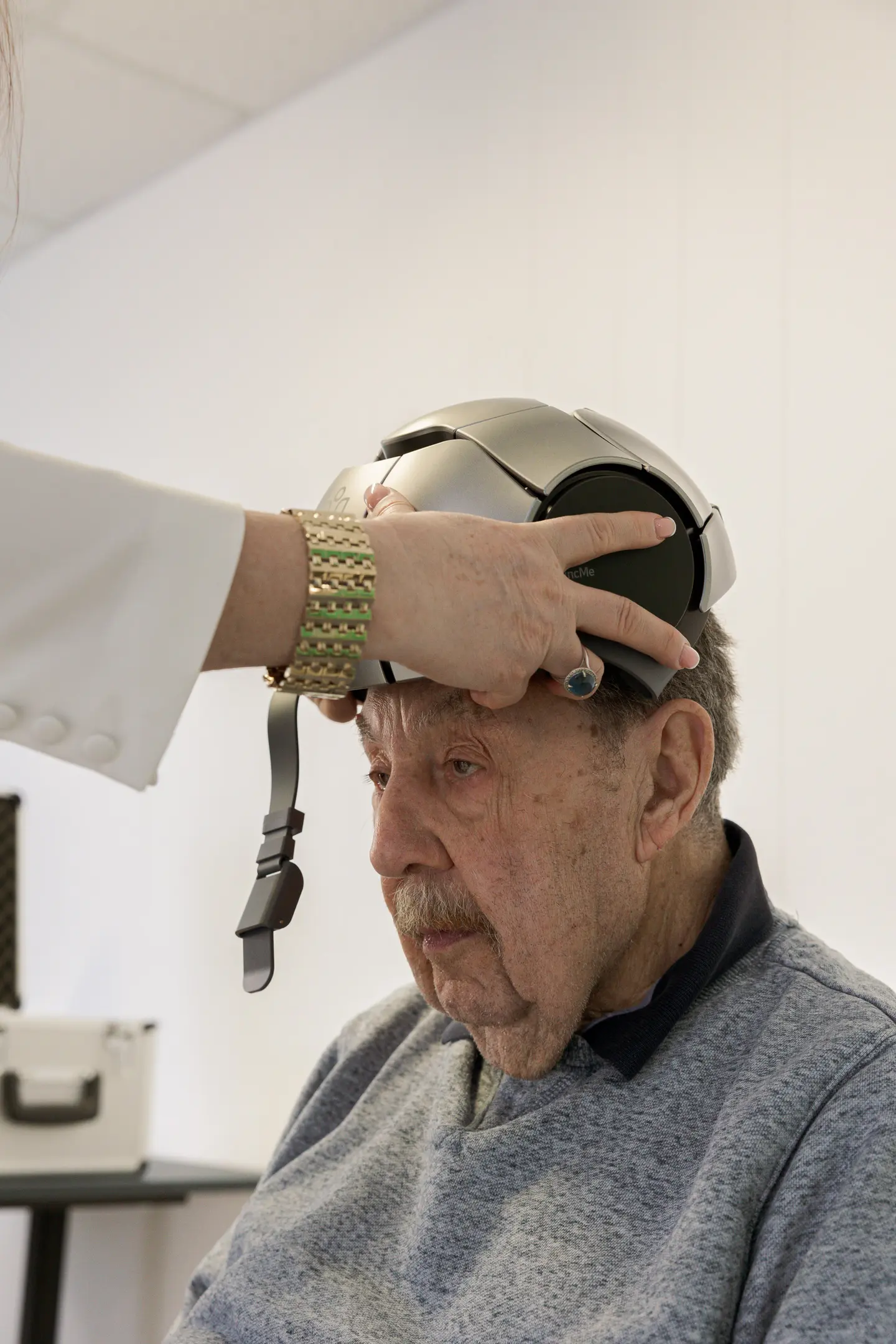 Placing the iSyncMe device on the patient's head