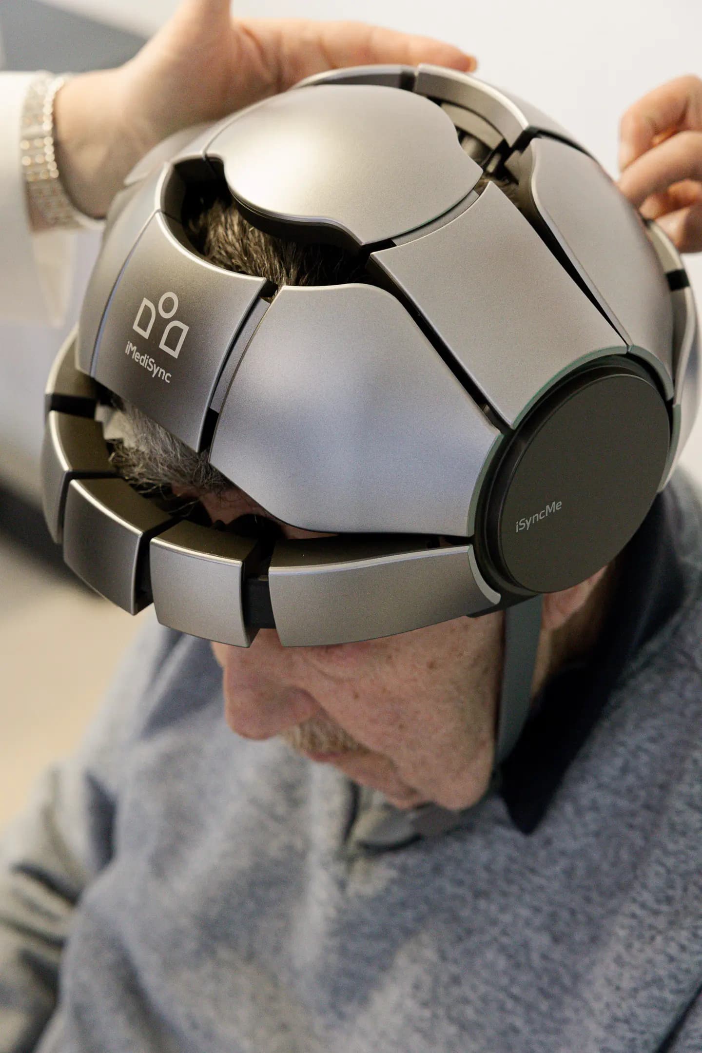 iSyncMe device active during a brain mapping session