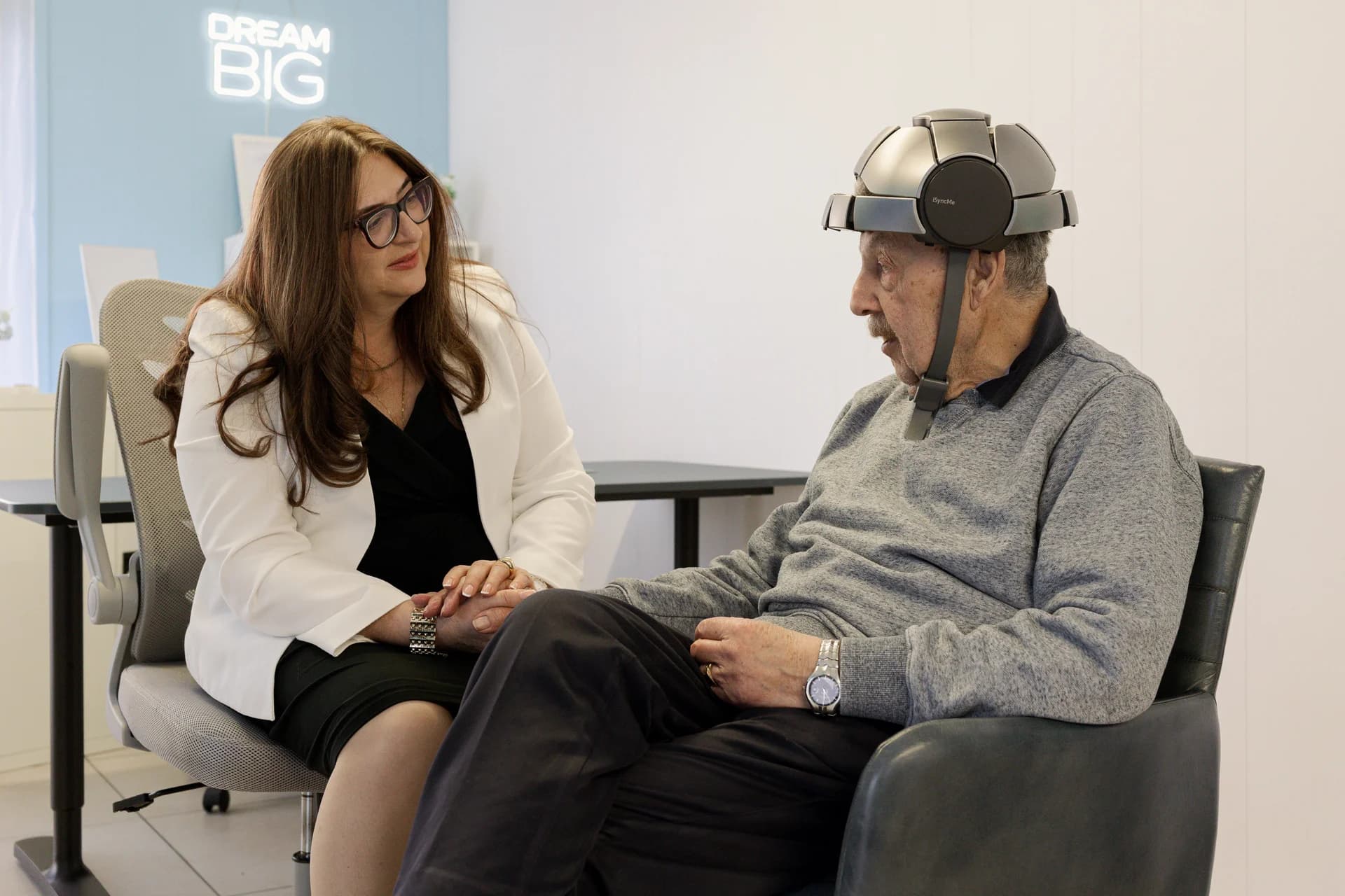 Florina Dinsorean with a patient during a neurotherapy session at Inna MediSync