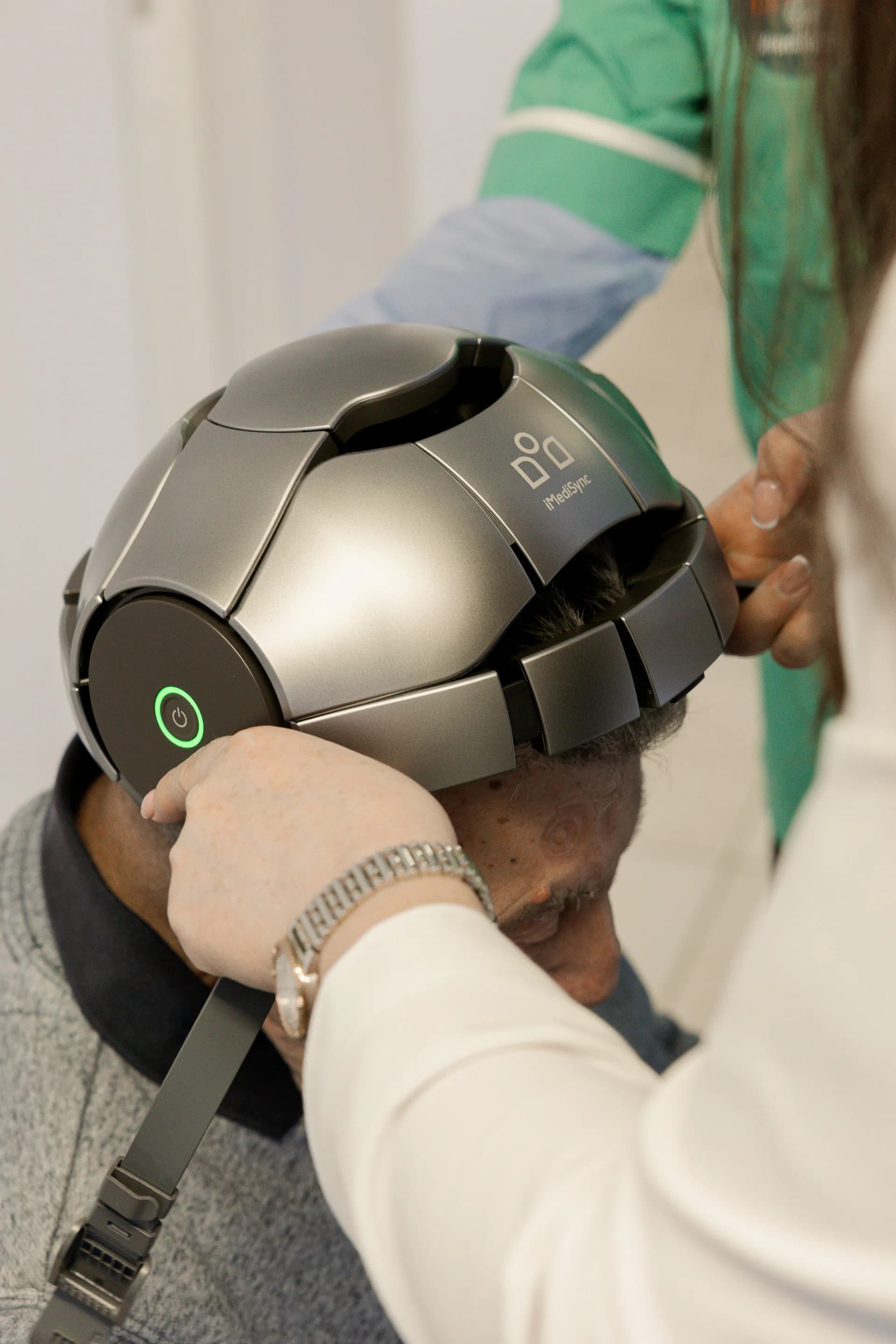 iSyncMe device being carefully fitted during a brain mapping session at Inna MediSync