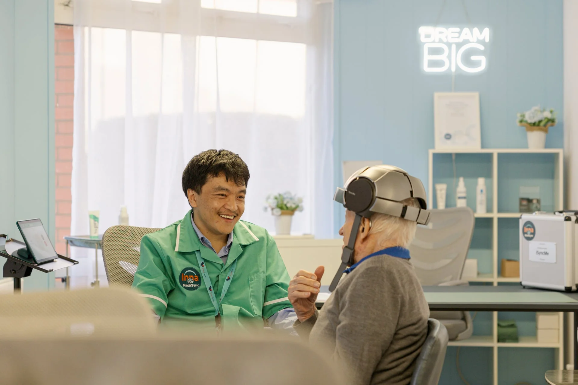 Neurotherapy session for senior brain health at Inna MediSync